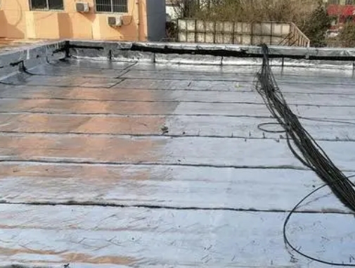 湛江卫生间漏水维修公司分享下湛江屋面楼顶防水刚性防水层施工要点。